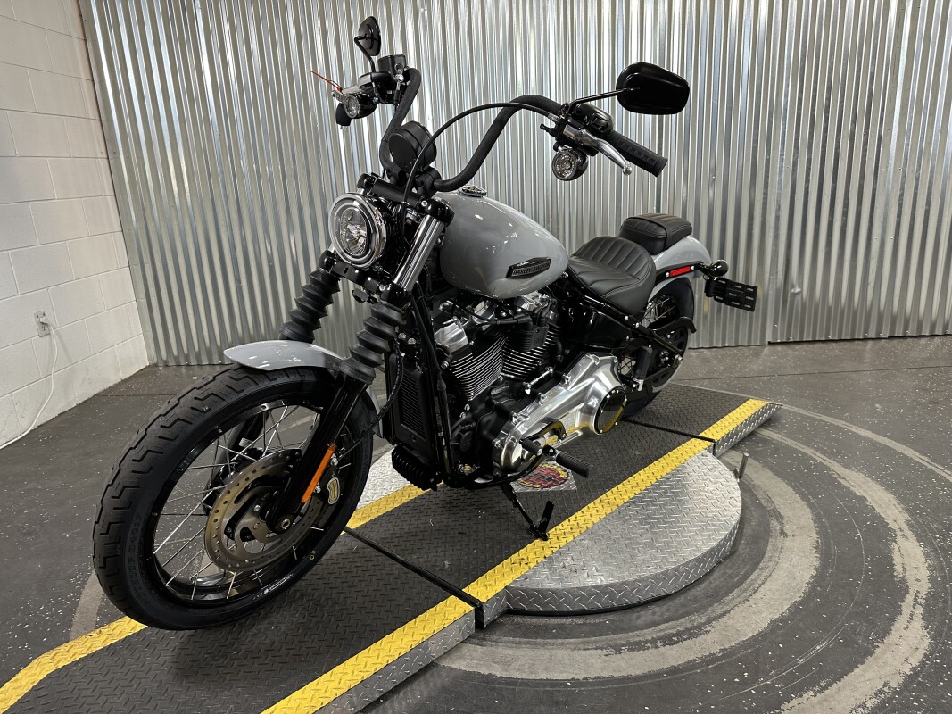 2025 Harley-Davidson Street Bob Billiard Grey w/Cast Wheels - Photo 4