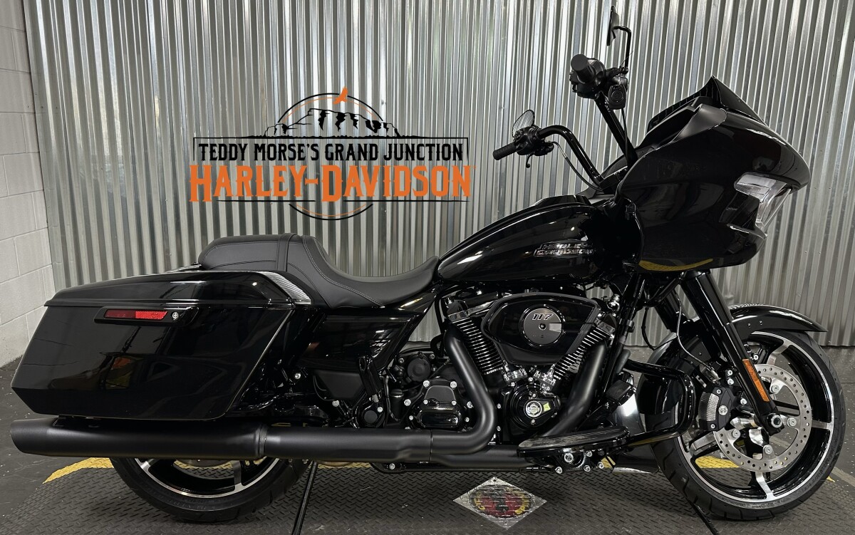 2025 Harley-Davidson Road Glide Vivid Black - Black Finish