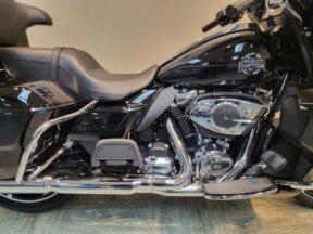 2025 Harley-Davidson<sup>®</sup> Street Glide® Ultra Vivid Black FLHXU thumb 3