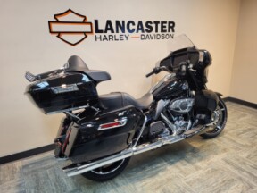 2025 Harley-Davidson<sup>®</sup> Street Glide® Ultra Vivid Black FLHXU thumb 2
