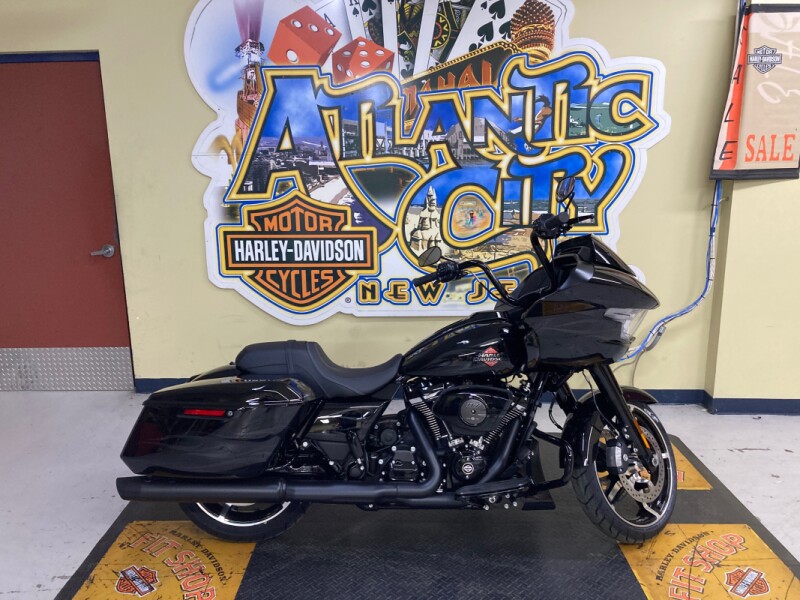 2025 Harley-Davidson<sup>®</sup> Road Glide® Midnight Firestorm - Black Finish