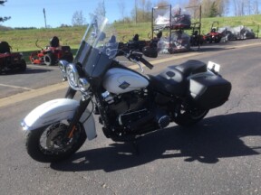 2025 Harley-Davidson® Heritage Classic White Onyx w/Laced Wheels thumb 3