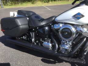 2025 Harley-Davidson® Heritage Classic White Onyx w/Laced Wheels thumb 0