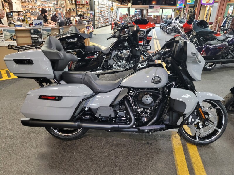 2025 Harley-Davidson<sup>®</sup> Street Glide® Ultra Billiard Gray - Black Finish