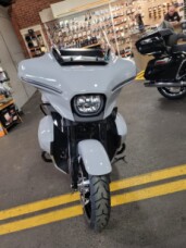 2025 Harley-Davidson<sup>®</sup> Street Glide® Ultra Billiard Gray - Black Finish thumb 3