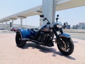 2023 Harley-Davidson® Freewheeler™ Bright Billiard Blue/Billiard Gray thumb 2