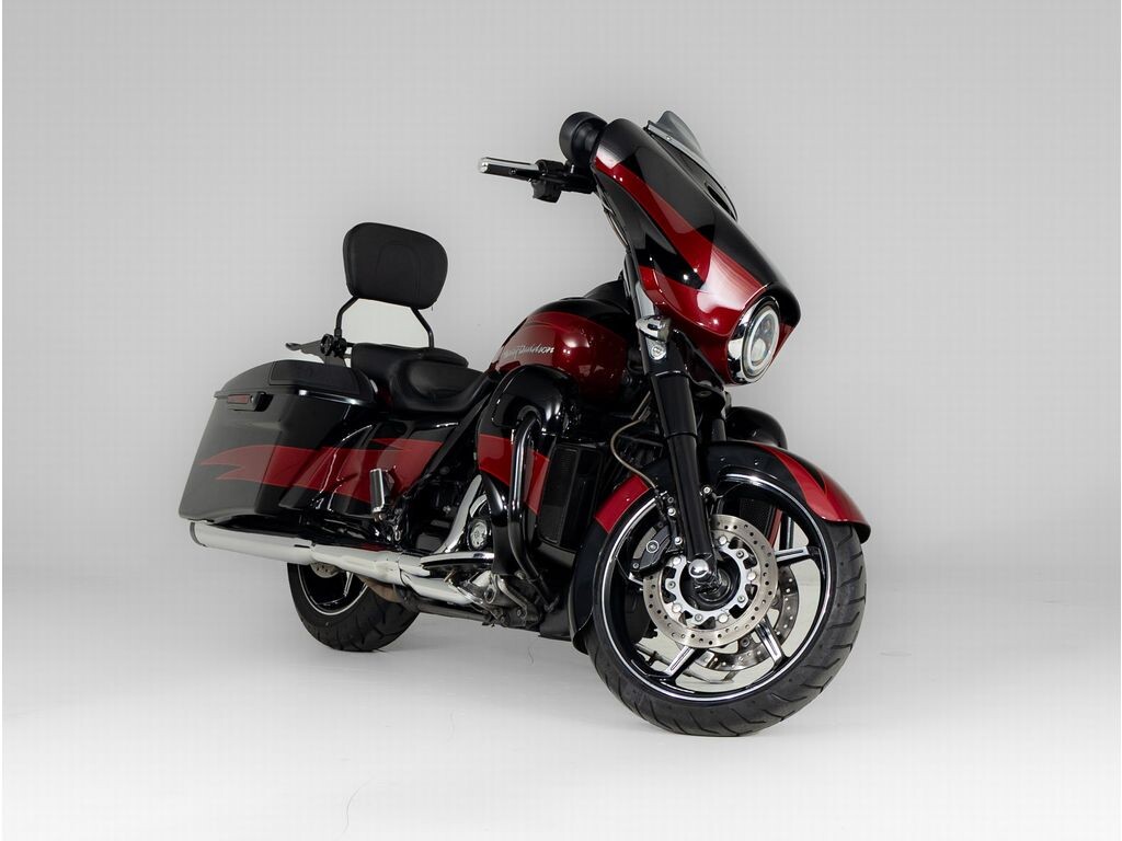 Harley-Davidson Street Glide – krachtige touringmotor met gestroomlijnde batwing-kuip en comfortabele zithouding.