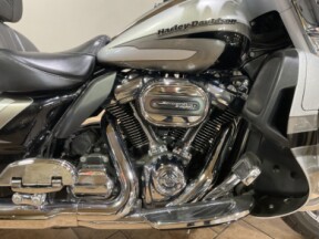 2017 Harley-Davidson<sup>®</sup FLHTKSE CVO<sup>™</sup> Ltd Stardust & Palladium Silver FLHTKSE thumb 3