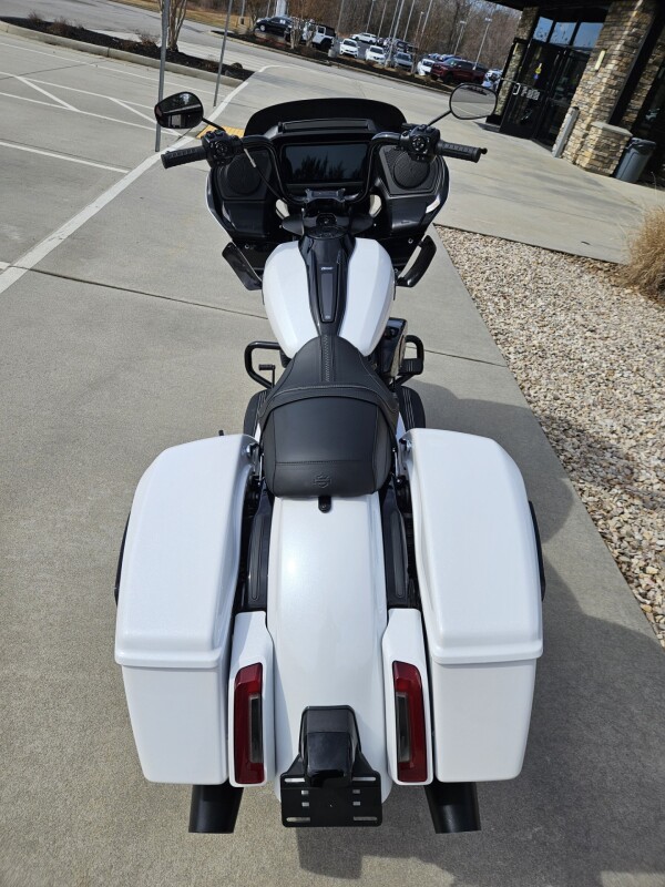 2025 Harley-Davidson Road Glide White Onyx Pearl - Black Finish - Photo 8