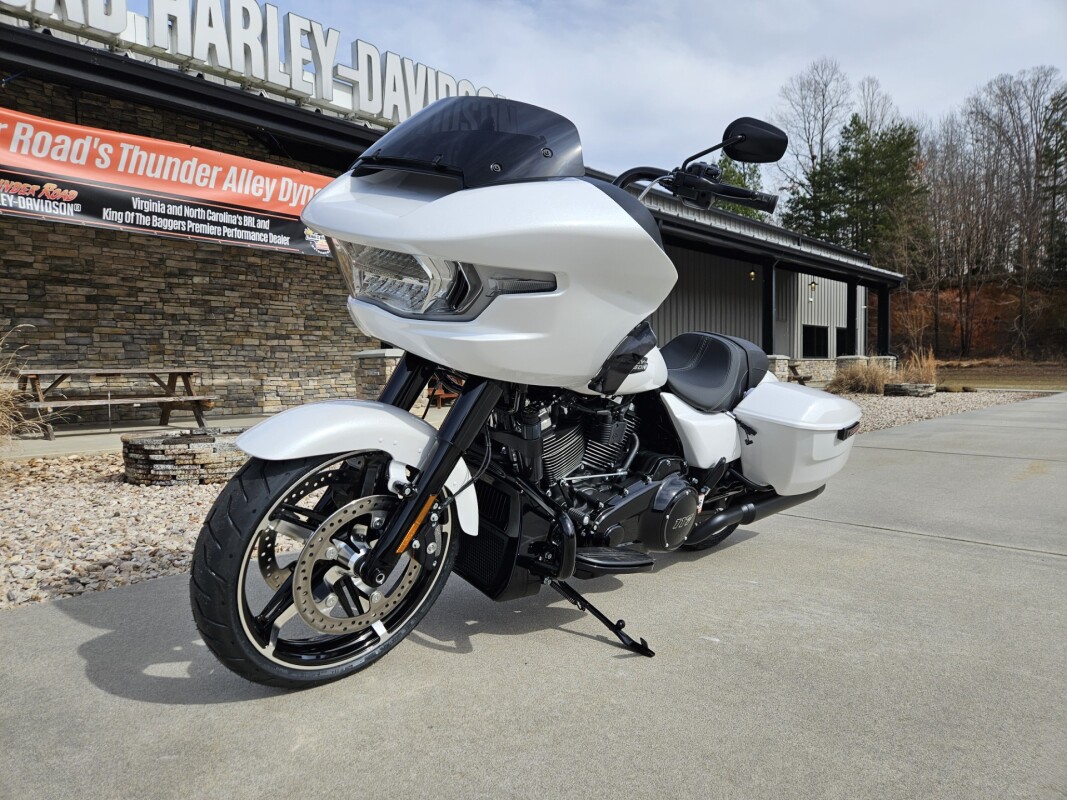 2025 Harley-Davidson Road Glide White Onyx Pearl - Black Finish - Photo 2