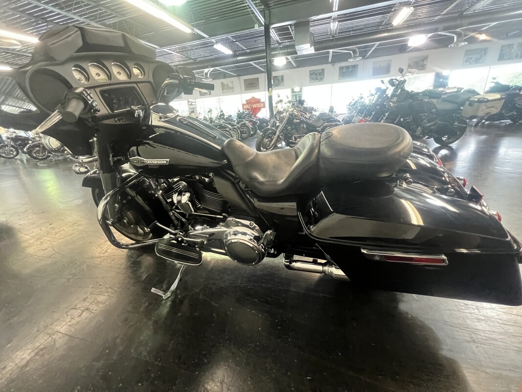 2023 Harley-Davidson Street Glide Vivid Black FLHX - Photo 6