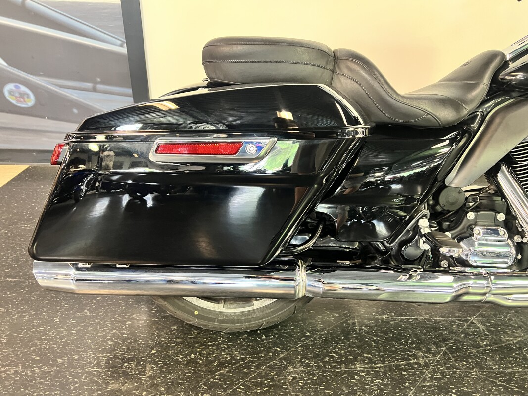 2023 Harley-Davidson Street Glide Vivid Black FLHX - Photo 5