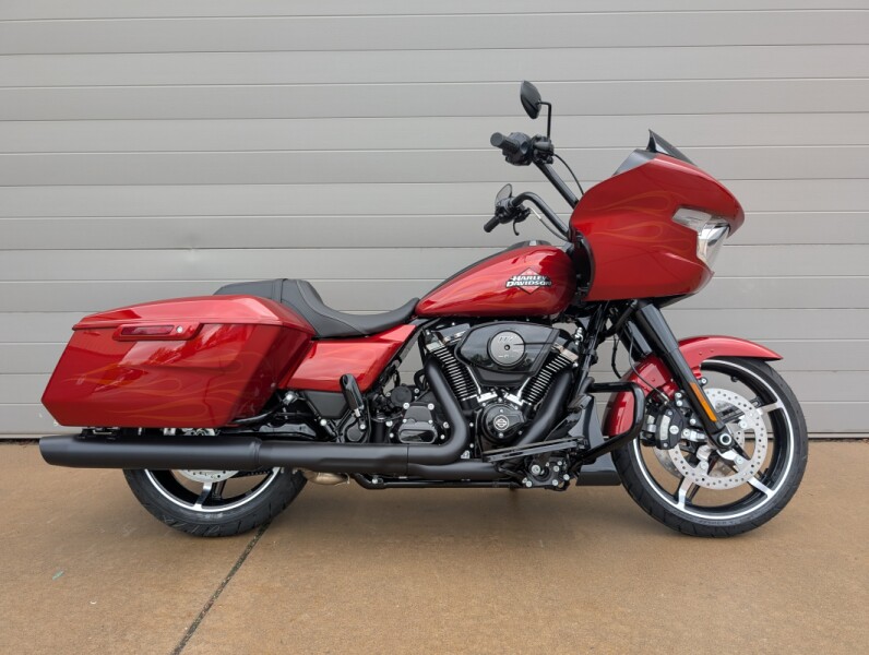 2025 Harley-Davidson<sup>®</sup> Road Glide® Whiskey Firestorm - Black Finish