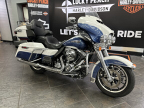 2015 Harley-Davidson<sup>®</sup> Electra Glide<sup>®</sup> Ultra Classic<sup>™</sup> Two-Tone White  thumb 3