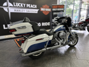 2015 Harley-Davidson<sup>®</sup> Electra Glide<sup>®</sup> Ultra Classic<sup>™</sup> Two-Tone White  thumb 2