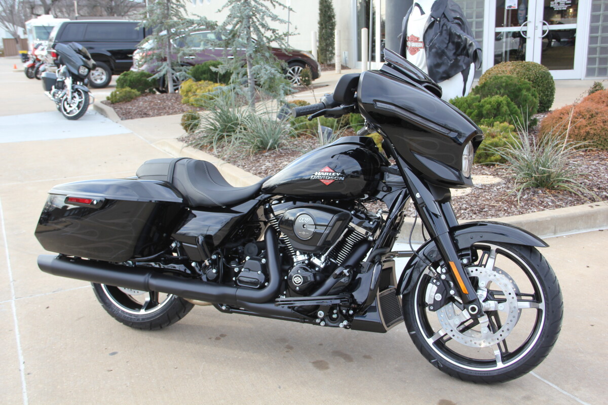 2025 Harley-Davidson Street Glide Midnight Firestorm - Black Finish - Photo 4