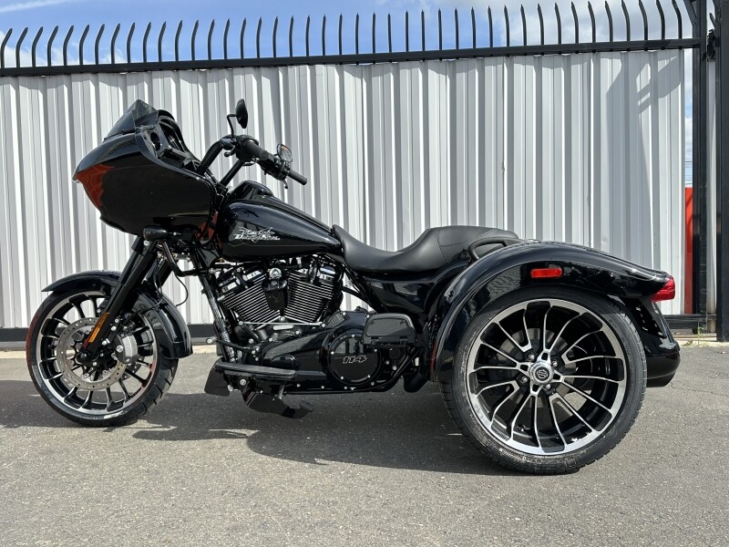 Harley-Davidson Road Glide 3 2024 FLTRT 84379161DT VIVID BLACK W/ PINSTRIPE - Photo 3