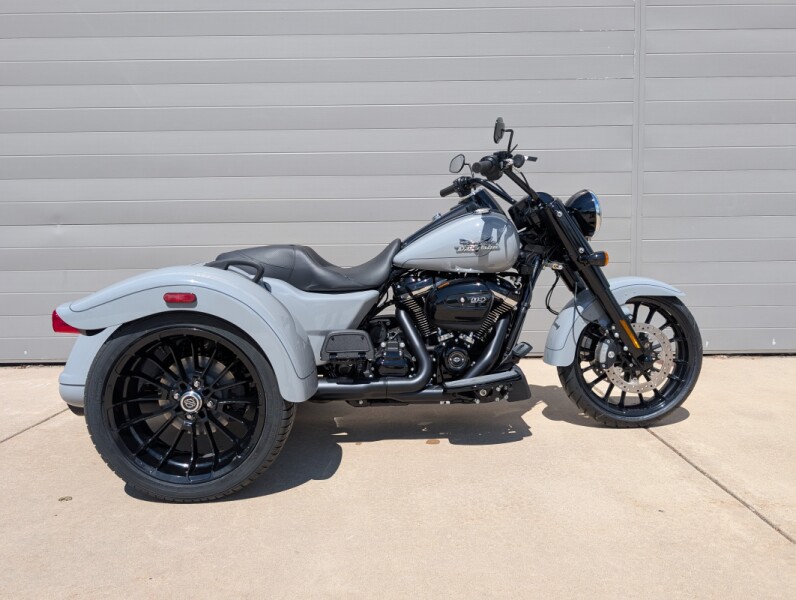 2025 Harley-Davidson<sup>®</sup> Freewheeler® Billiard Gray