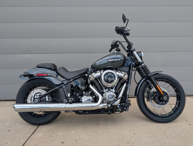 2025 Harley-Davidson<sup>®</sup> Street Bob® Iron Horse Metallic w/Laced Wheels