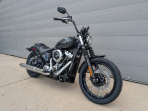 2025 Harley-Davidson<sup>®</sup> Street Bob® Iron Horse Metallic w/Laced Wheels thumb 3