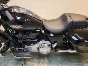 2025 Harley-Davidson<sup>®</sup> Street Glide® Vivid Black FLHX thumb 3