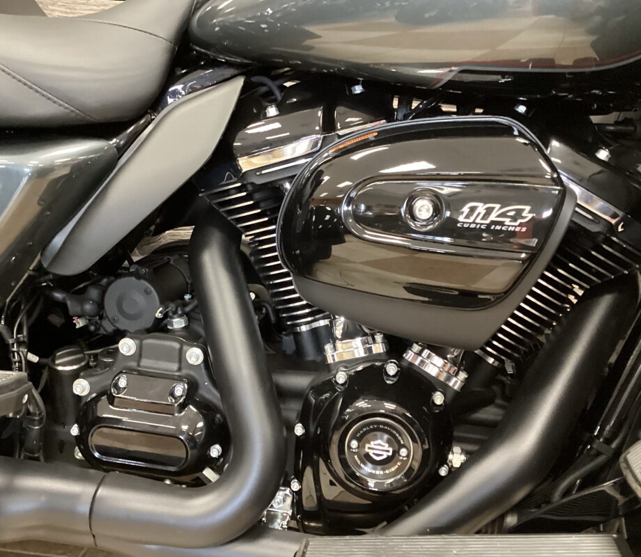 2025 Harley-Davidson Tri Glide Ultra Iron Horse Metallic / Vivid Black - Black Finish - Photo 5