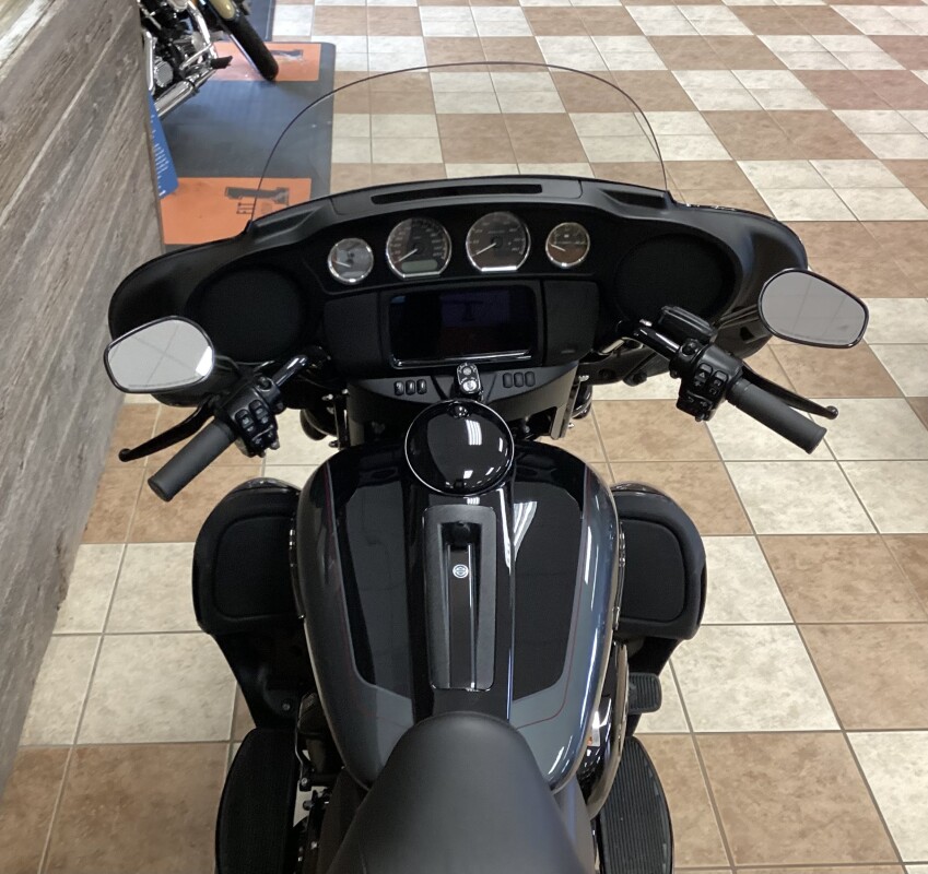 2025 Harley-Davidson Tri Glide Ultra Iron Horse Metallic / Vivid Black - Black Finish - Photo 4