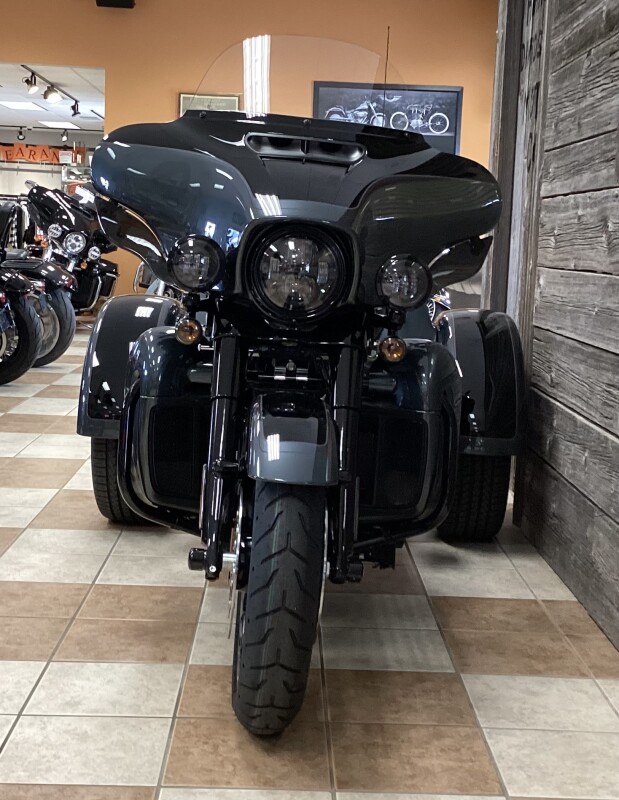 2025 Harley-Davidson Tri Glide Ultra Iron Horse Metallic / Vivid Black - Black Finish - Photo 2