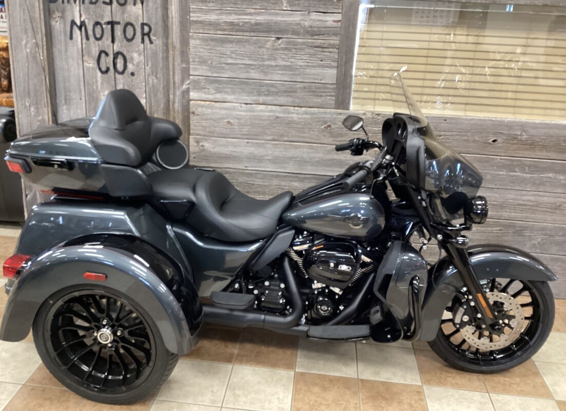 2025 Harley-Davidson Tri Glide Ultra Iron Horse Metallic / Vivid Black - Black Finish