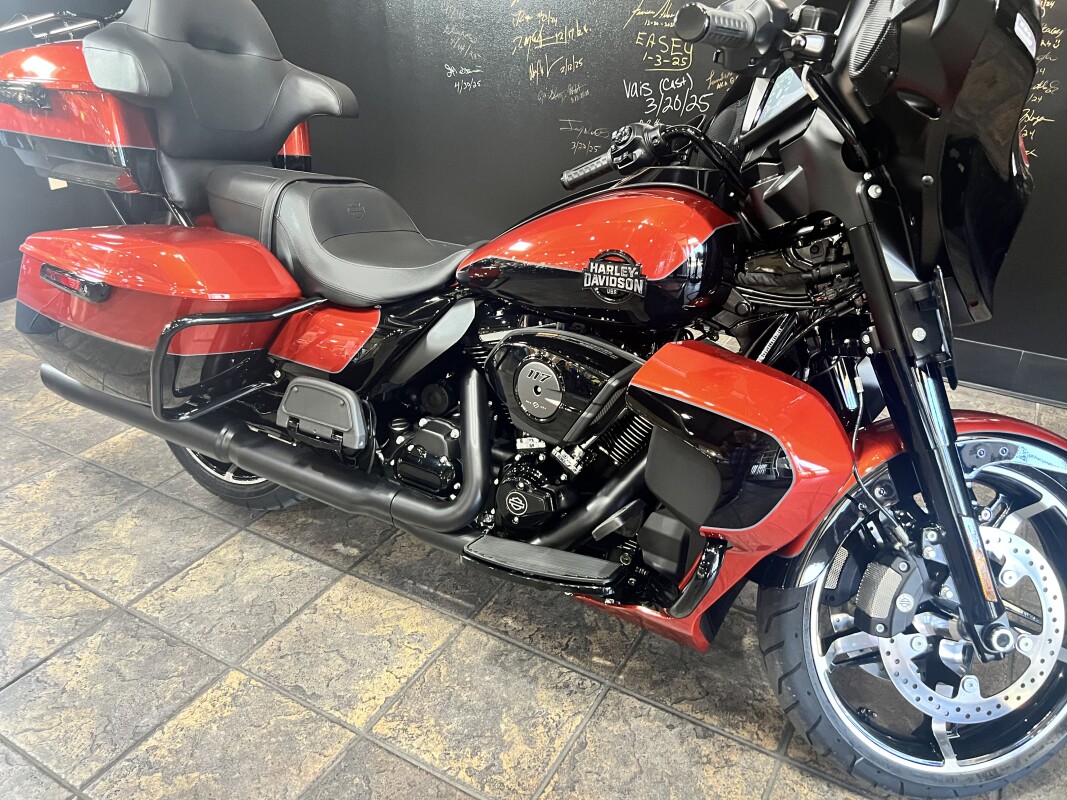 2025 Harley-Davidson Street Glide Ultra Whiskey Fire / Vivid Black - Photo 4