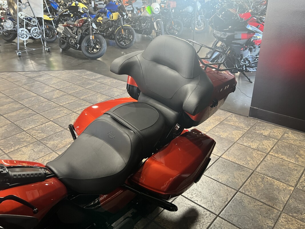 2025 Harley-Davidson Street Glide Ultra Whiskey Fire / Vivid Black - Photo 10