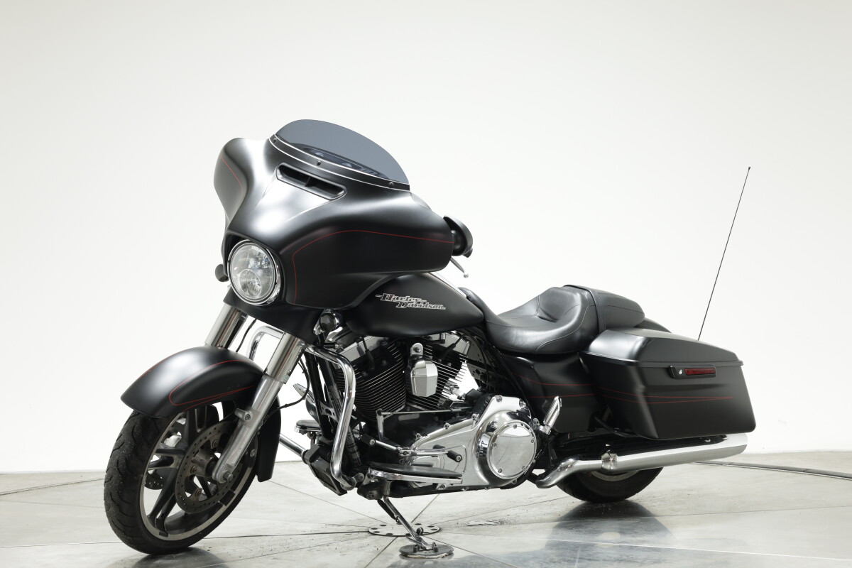 2015 HARLEY-DAVIDSON FLHXS STREET GLIDE SPECIAL in Black Denim with 16480 miles - Photo 10
