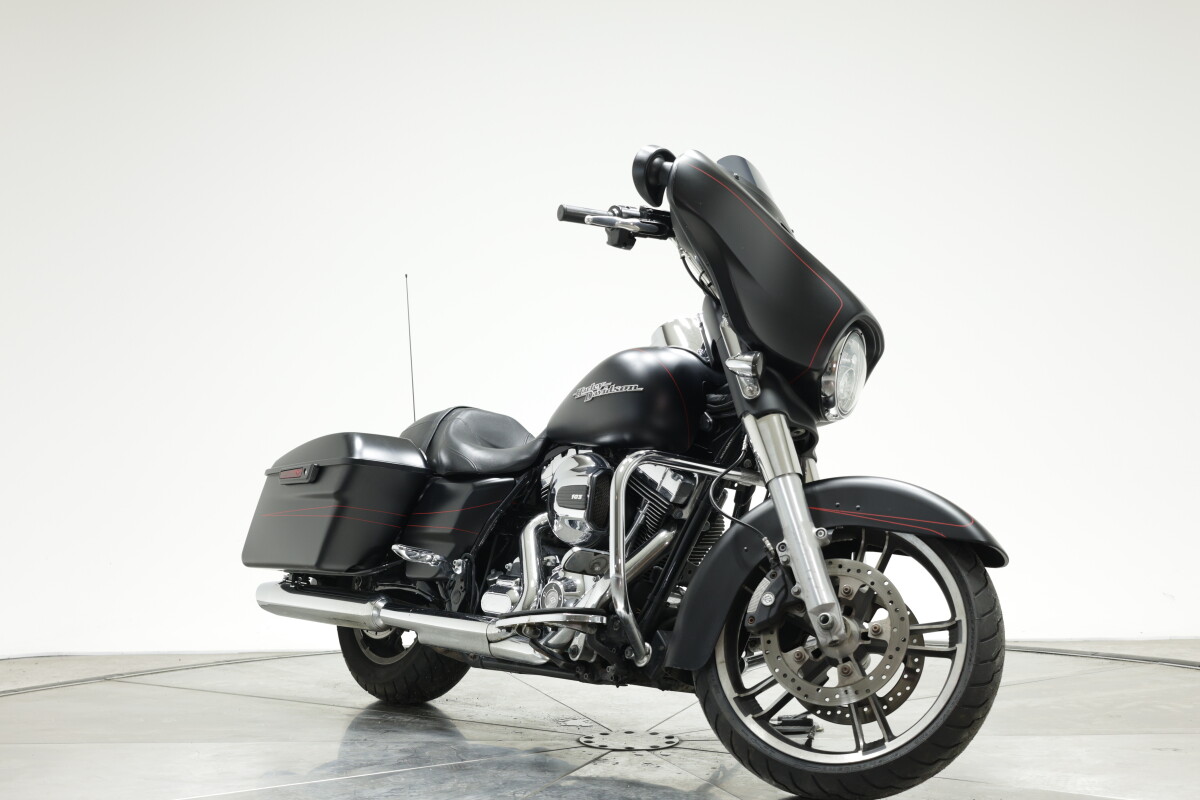 2015 HARLEY-DAVIDSON FLHXS STREET GLIDE SPECIAL in Black Denim with 16480 miles - Photo 5