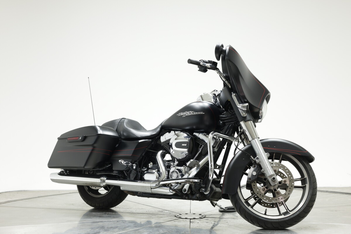 2015 HARLEY-DAVIDSON FLHXS STREET GLIDE SPECIAL in Black Denim with 16480 miles - Photo 4