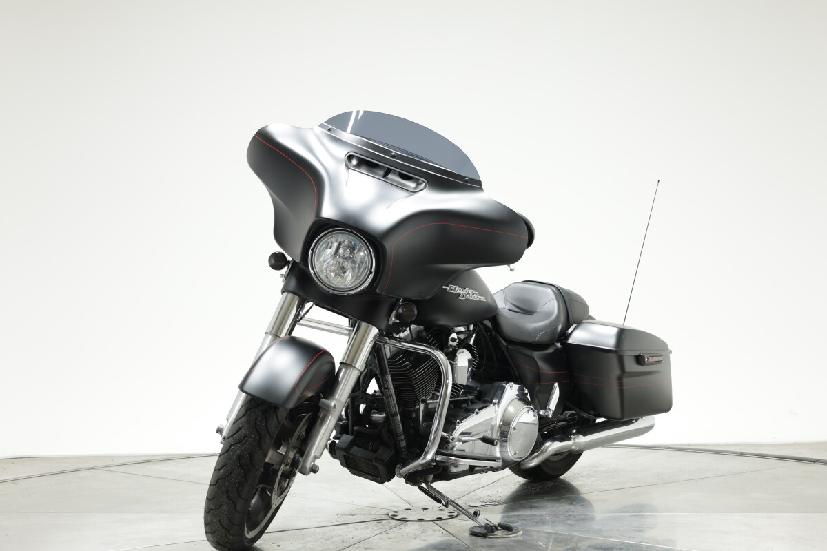2015 HARLEY-DAVIDSON FLHXS STREET GLIDE SPECIAL in Black Denim with 16480 miles - Photo 9