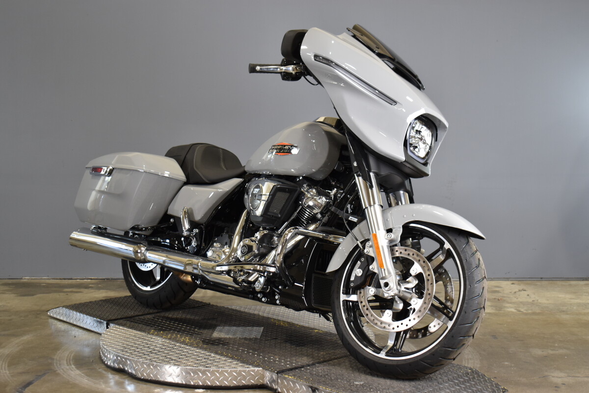 2024 Harley-Davidson Street Glide FLHX - Photo 2