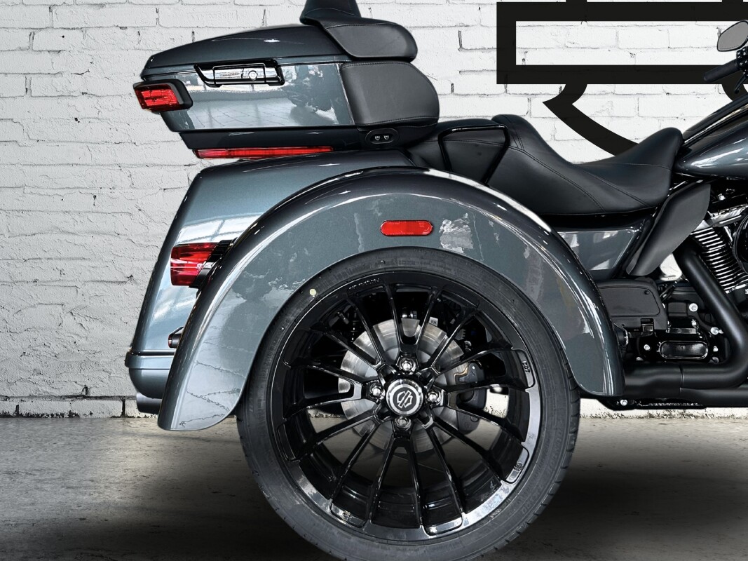 2025 Harley-Davidson Tri Glide Ultra Iron Horse Metallic / Vivid Black - Black Finish - Photo 5