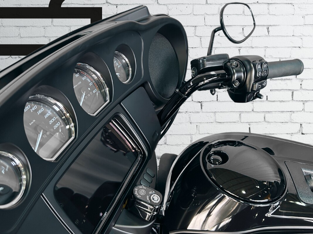 2025 Harley-Davidson Tri Glide Ultra Iron Horse Metallic / Vivid Black - Black Finish - Photo 9