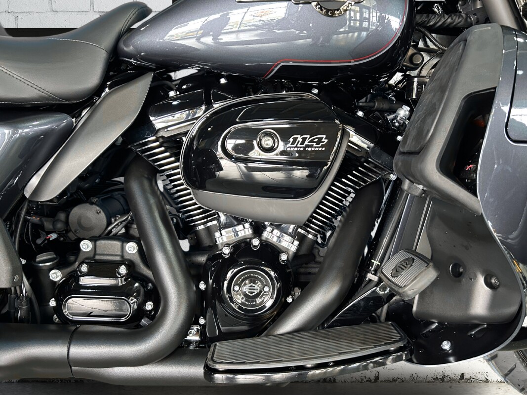 2025 Harley-Davidson Tri Glide Ultra Iron Horse Metallic / Vivid Black - Black Finish - Photo 4