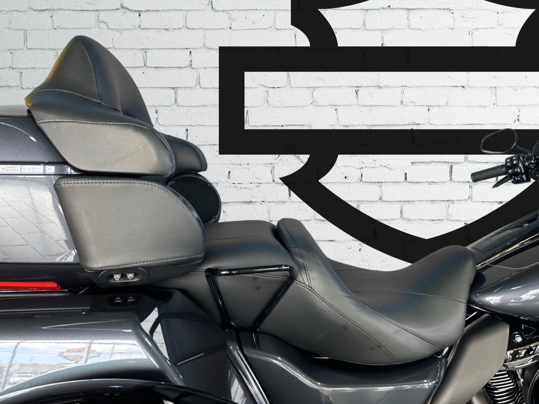 2025 Harley-Davidson Tri Glide Ultra Iron Horse Metallic / Vivid Black - Black Finish - Photo 6