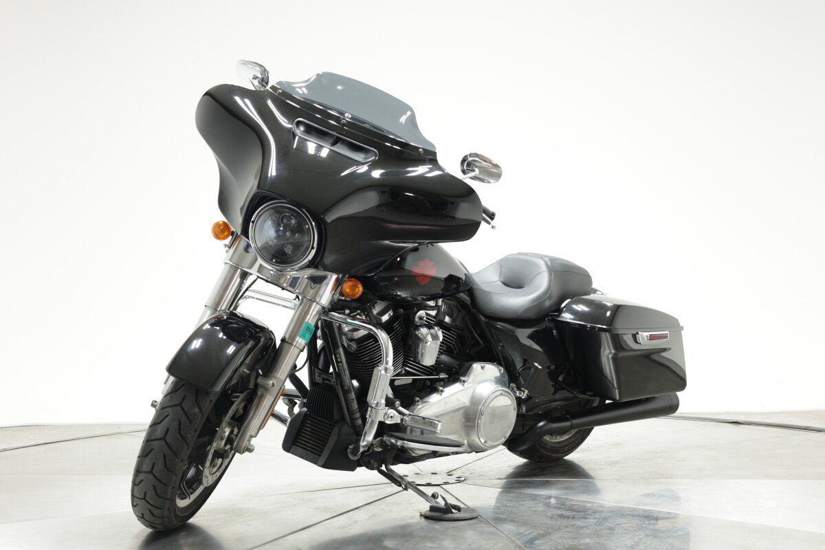 2019 Harley-Davidson FLHT Electra Glide Standard in Vivid Black with 20774 miles - Photo 10