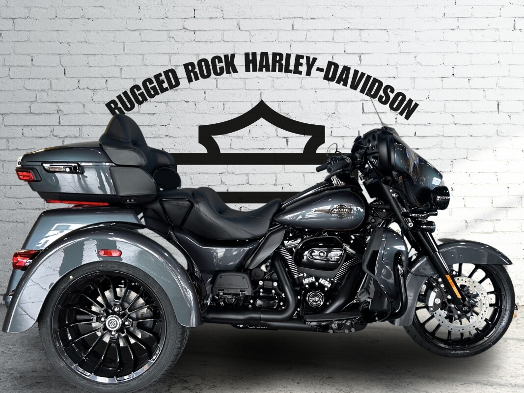2025 Harley-Davidson Tri Glide Ultra Iron Horse Metallic / Vivid Black - Black Finish