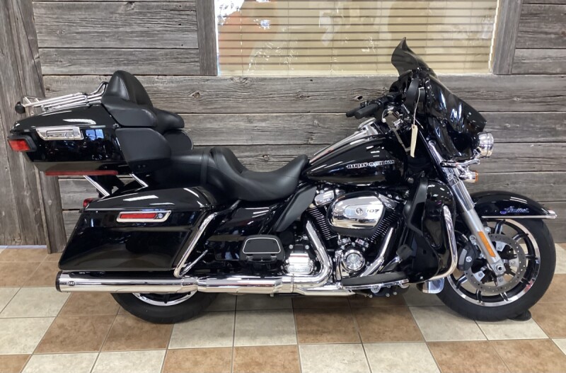 2018 Harley-Davidson<sup>®</sup> Ultra Limited Vivid Black