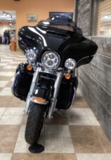 2018 Harley-Davidson<sup>®</sup> Ultra Limited Vivid Black thumb 3