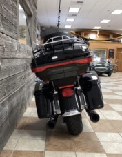 2018 Harley-Davidson<sup>®</sup> Ultra Limited Vivid Black thumb 2