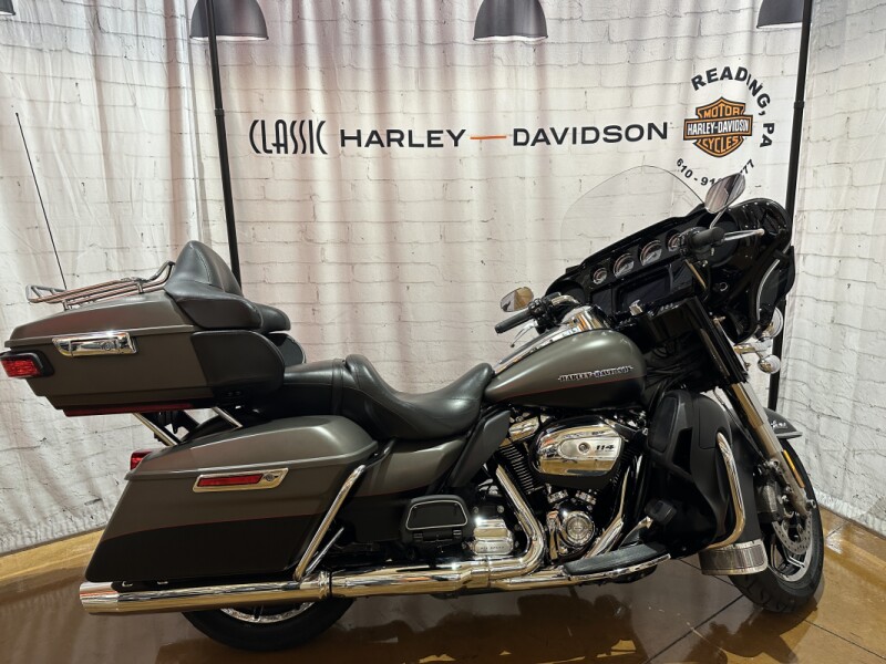 2019 Harley-Davidson<sup>®</sup> Ultra Limited FLHTK  Industrial Gray Denim/Black Denim