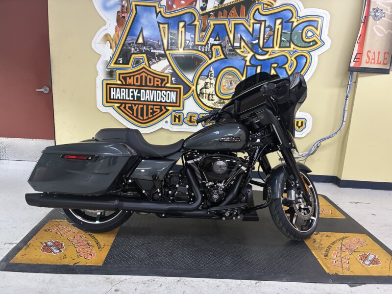 2025 Harley-Davidson<sup>®</sup> Street Glide® Iron Horse Metallic - Black Finish