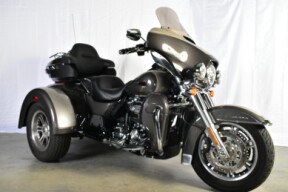 2023 Harley-Davidson® Tri Glide® Ultra FLHTCUTG thumb 2