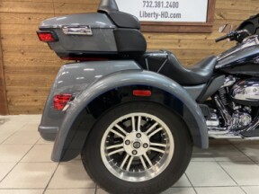 2021 Harley-Davidson<sup>®</sup> Tri Glide<sup>®</sup> Ultra Gauntlet Gray Metallic/Vd Blk FLHTCUTG thumb 0