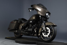 2021 Harley-Davidson® CVO™ Street Glide® FLHXSE thumb 2
